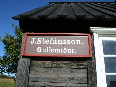 Skilti á Þingholtsstræti 9 sem segir: J. Stefánsson.  Gullsmiður.