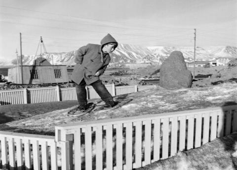 Gullborinn við Borgartún árið 1957, drengur á snjóþrúgum